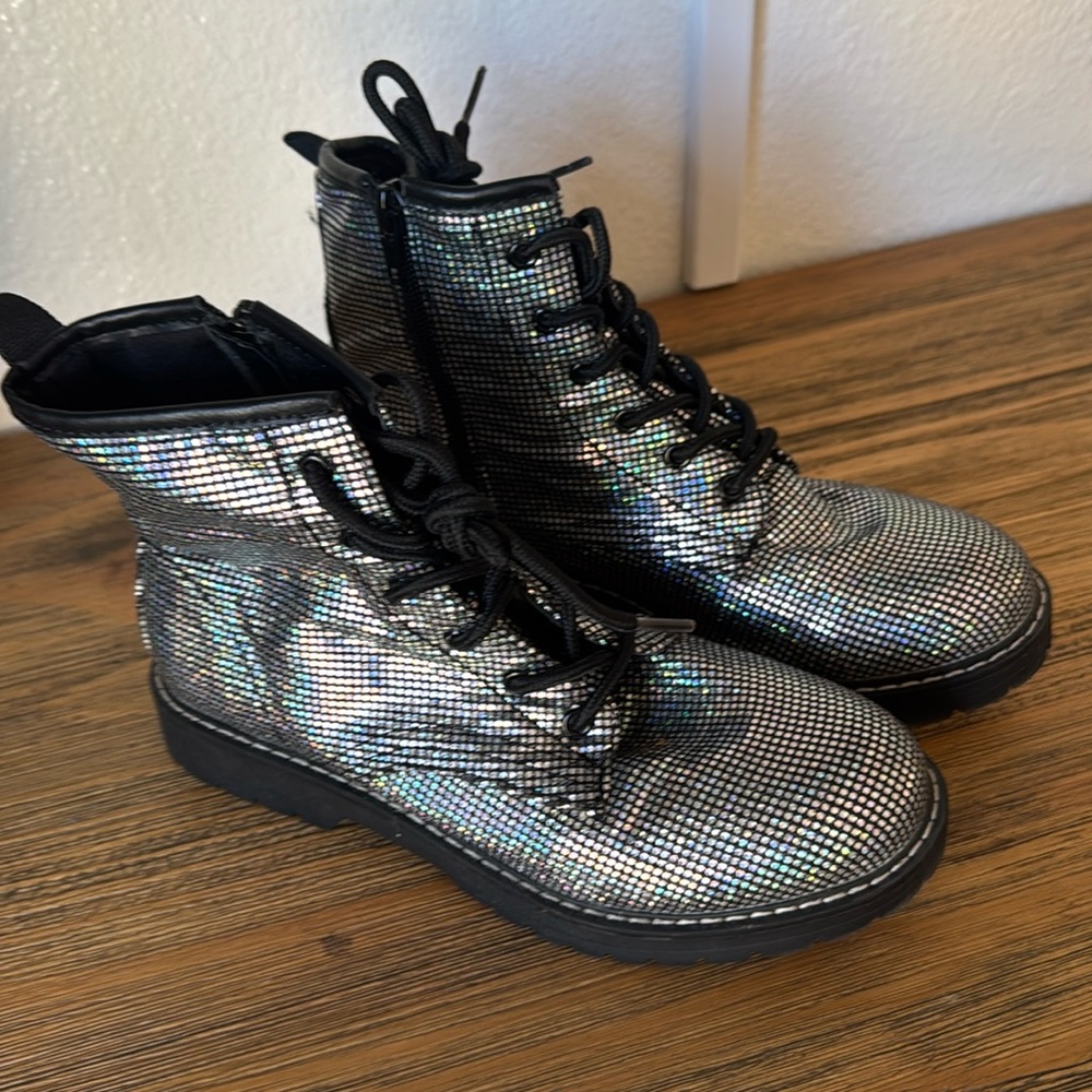 🔘Steve Madden sparkle booties for girls.